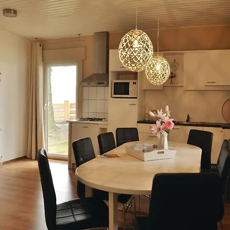 Four-bedroom Holiday In 度假居